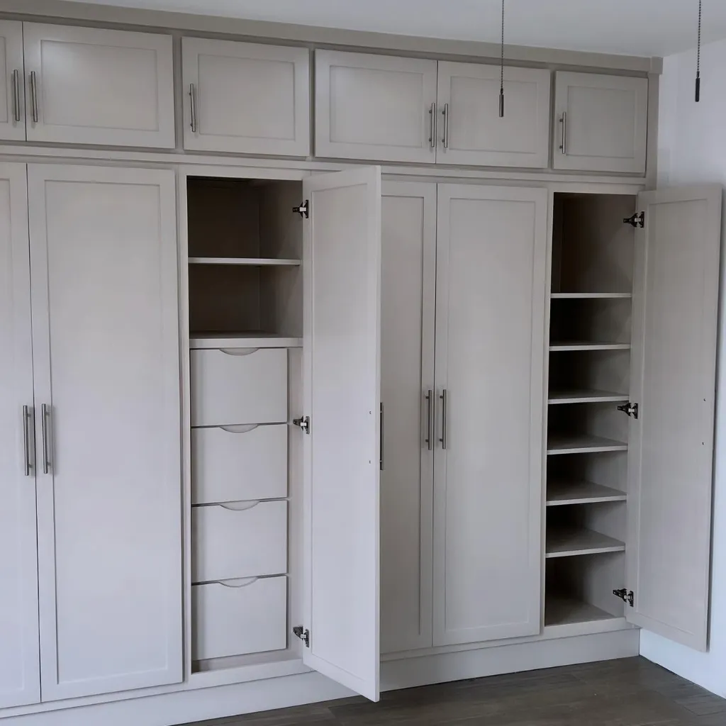Closet de Piso a Techo en Madera de Alder Blanca