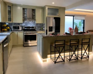 Cocina Integral Moderna Verde Olivo con Isla y Cubierta de Granito