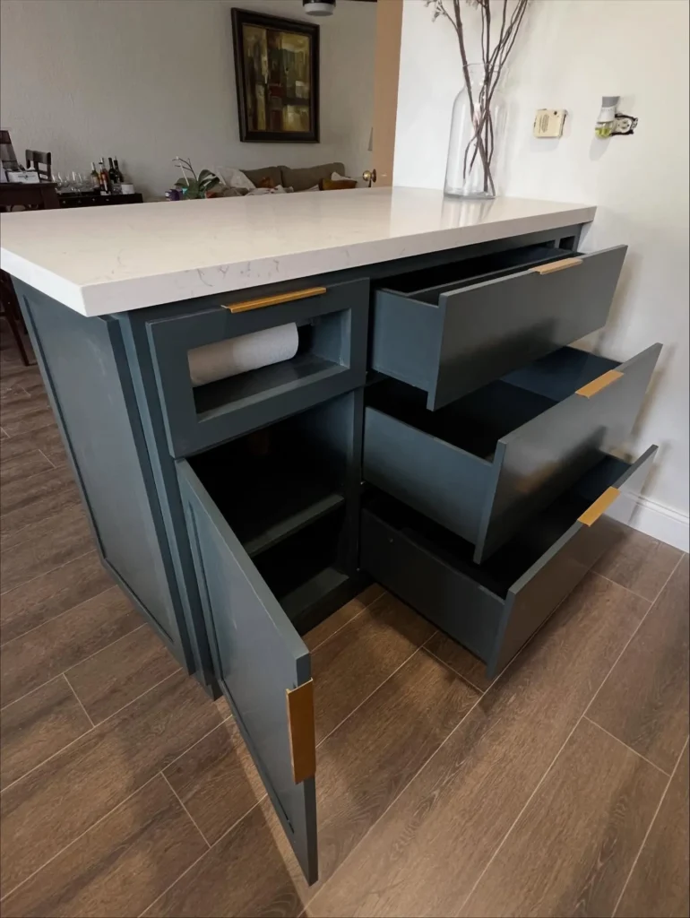 cocina integral blanca con madera 03