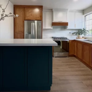 Cocina integral blanco y madera con cubierta de granito